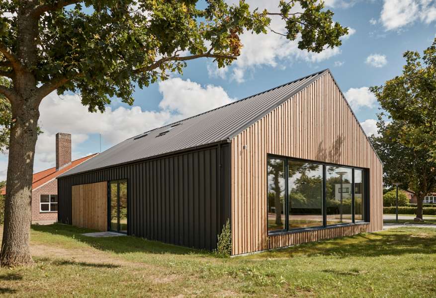 Erweiterung aus Stahl und Holz verschafft der Risskover Bibliothek zusätzlichen Raum „zum Ausleihen“, Risskover Bibliothek - Fortebakken 1, 8240 Risskov, Dänemark